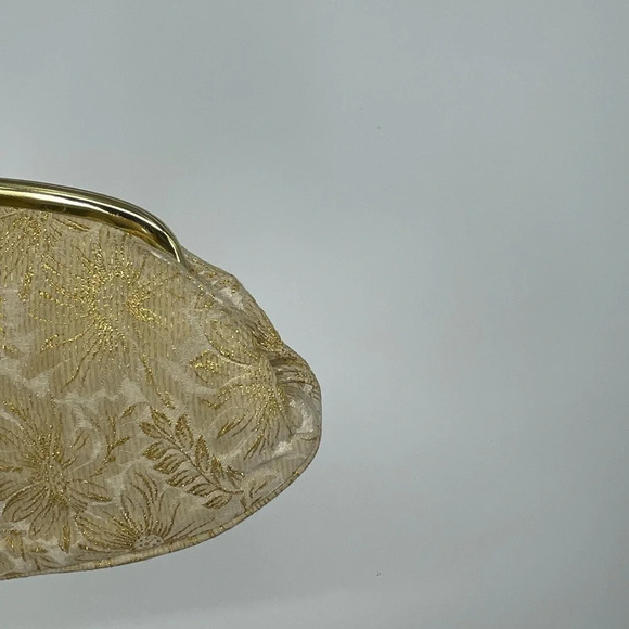 Vintage brocade clasp clutch. Ivory and gold stitching - Picture 2 of 6